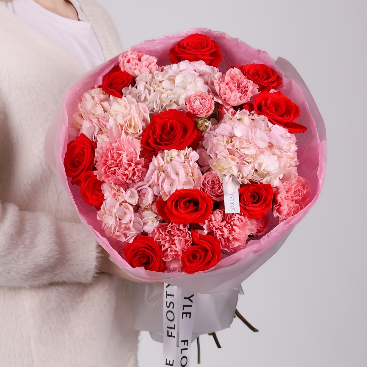 buket s rozovoj gortenziej i krasnoj rozoj 4